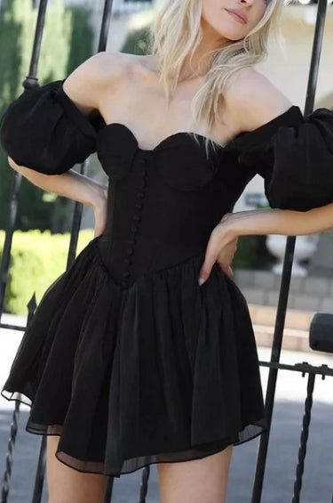 Vestido de fiesta de tul con hombros descubiertos, sin tirantes y mangas abullonadas y corsé